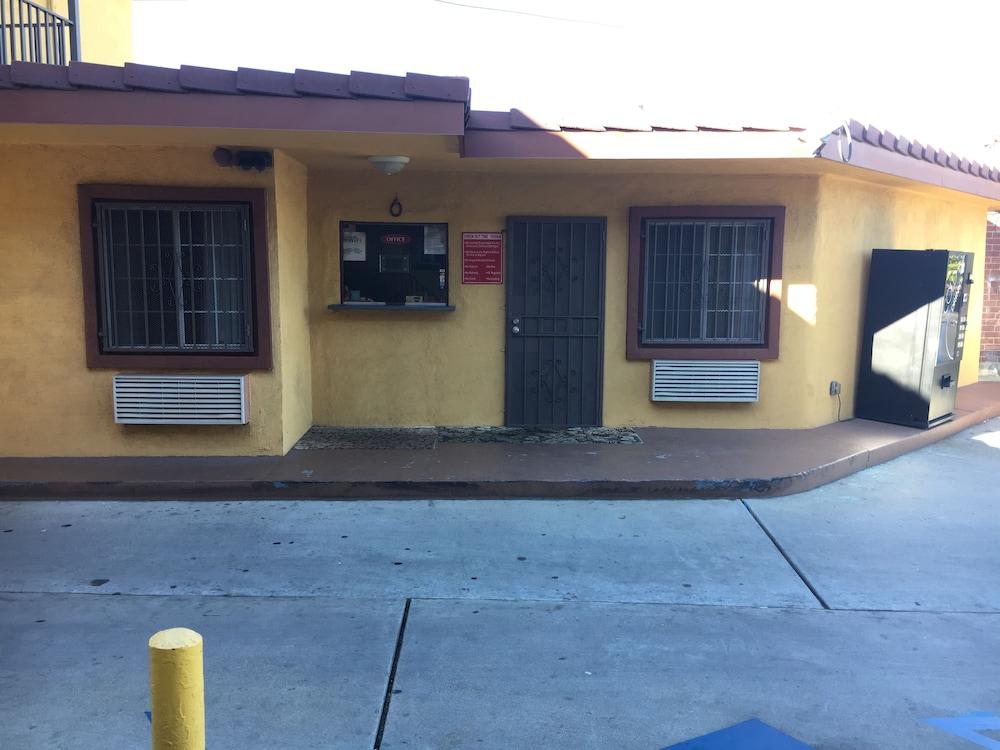 Satellite Motel photo 4