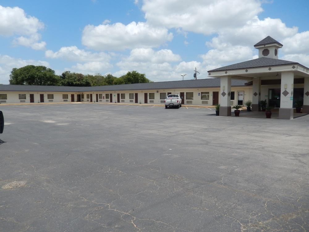 Pearsall Executive Inn photo 16