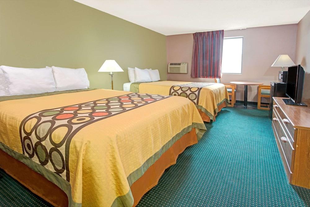 Super 8 by Wyndham Eureka/Six Flags Nearby photo 15