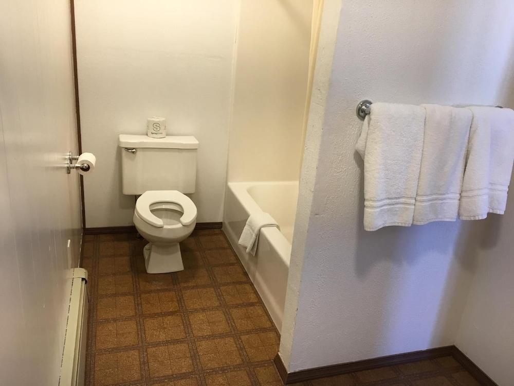 Coho Motel and Suites photo 22