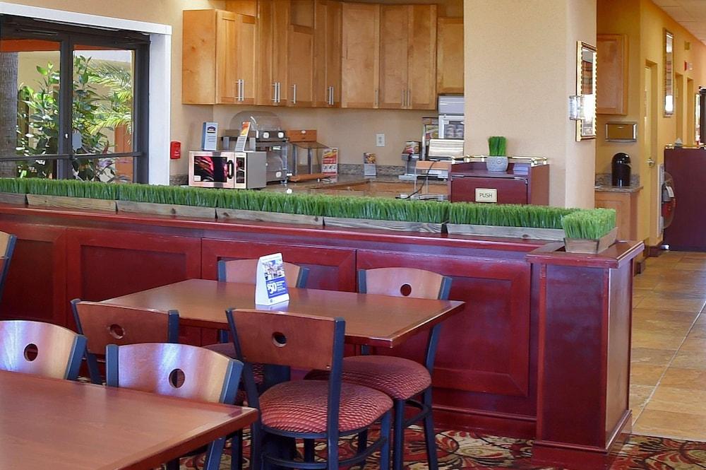 Baymont by Wyndham Orlando East photo 3