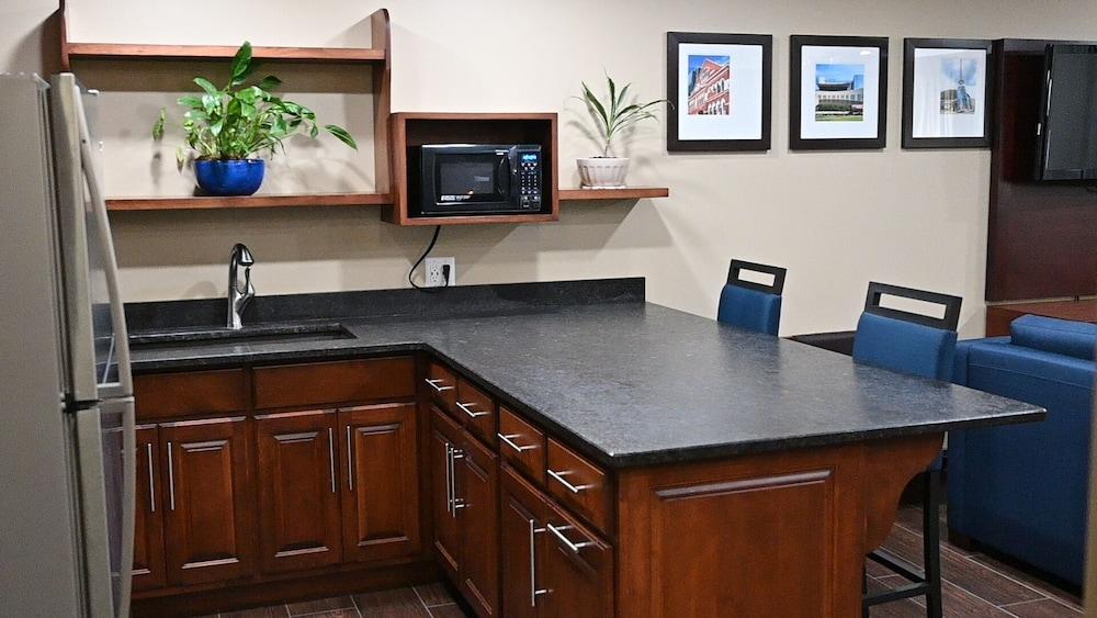 Giles Hotel Inn & Suites photo 16