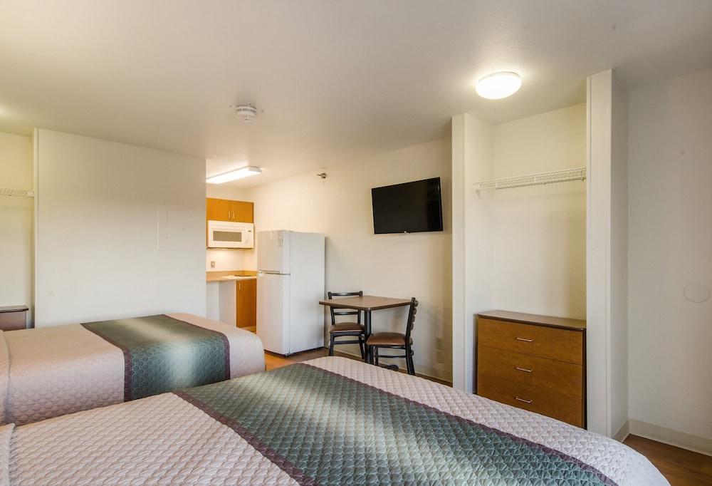 HomeTowne Studios By Red Roof Denver - Glendale/ Cherry Creek photo 9