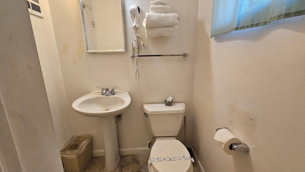 Cedar Lodge Motel photo 23