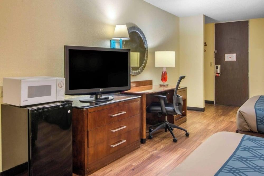 Forsyth Inn & Suites photo 2