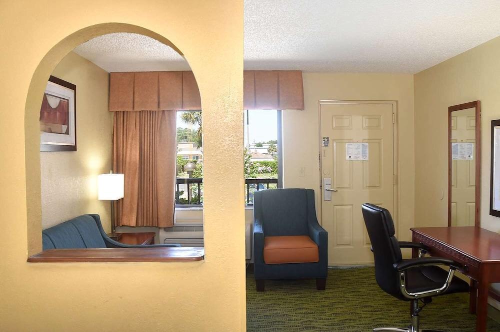 Baymont by Wyndham Orlando East photo 35