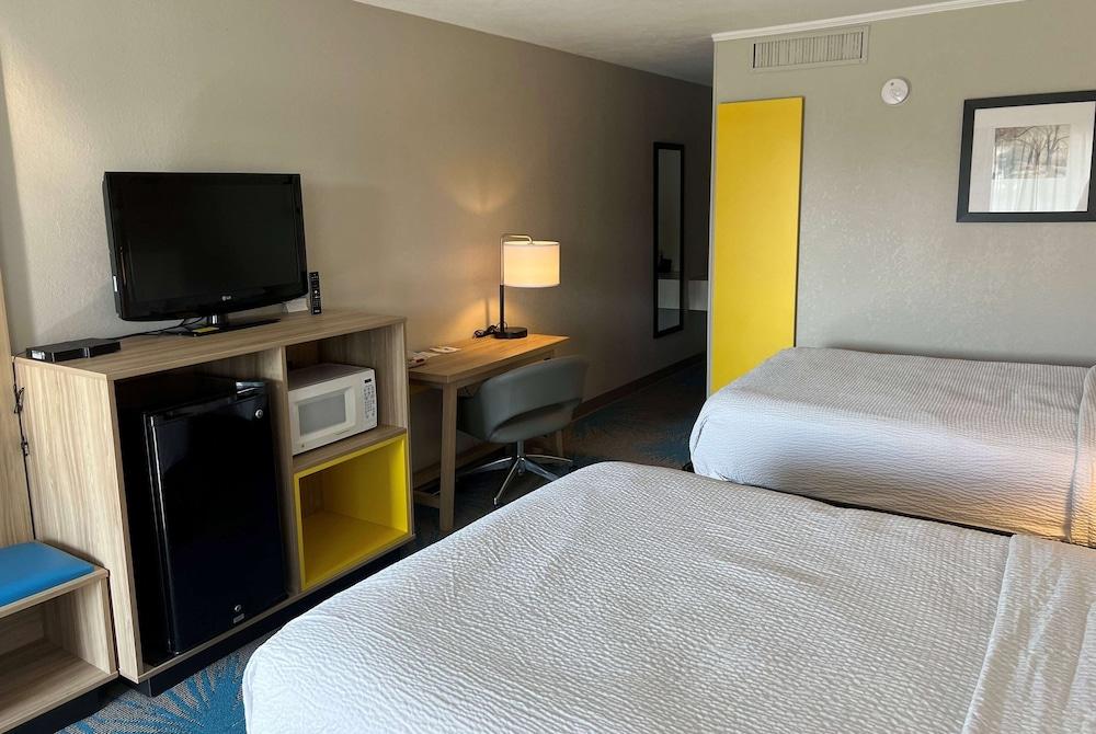 Days Inn by Wyndham Hays photo 26