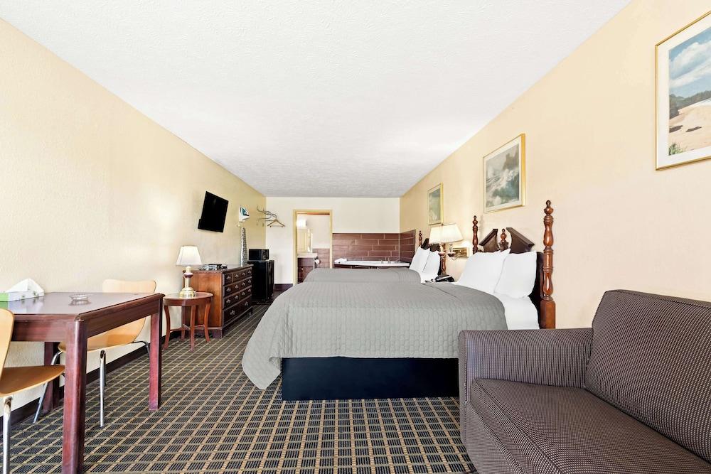 Americas Best Value Inn & Suites Mt. Pleasant photo 4