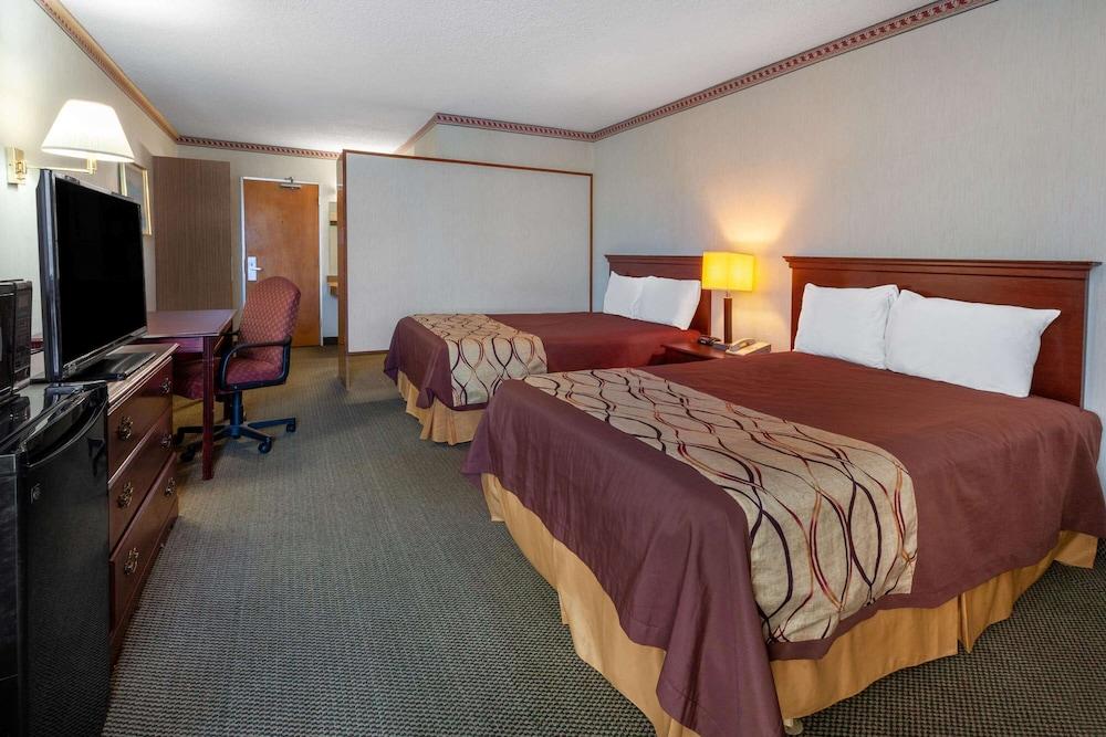 Travelodge by Wyndham Cleveland Airport photo 8