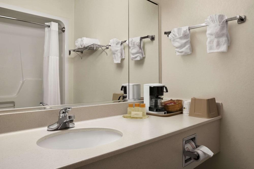 Days Inn & Suites by Wyndham Romeoville photo 8