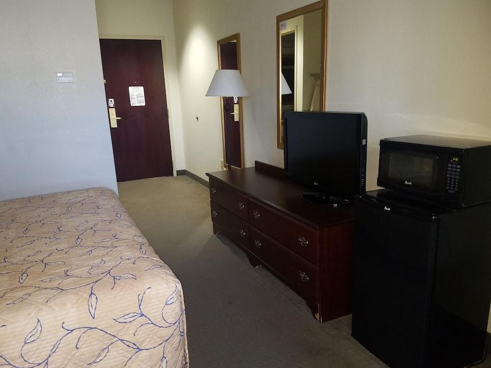 HomeTown Hotel Bryant photo 7