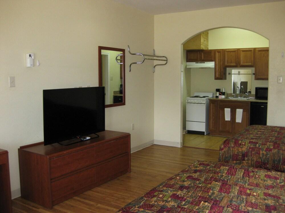 Scottish Inn and Suites photo 21