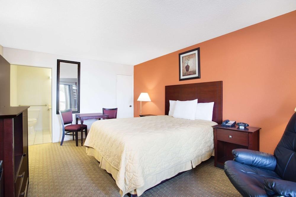 Super 8 by Wyndham Defuniak Springs photo 11