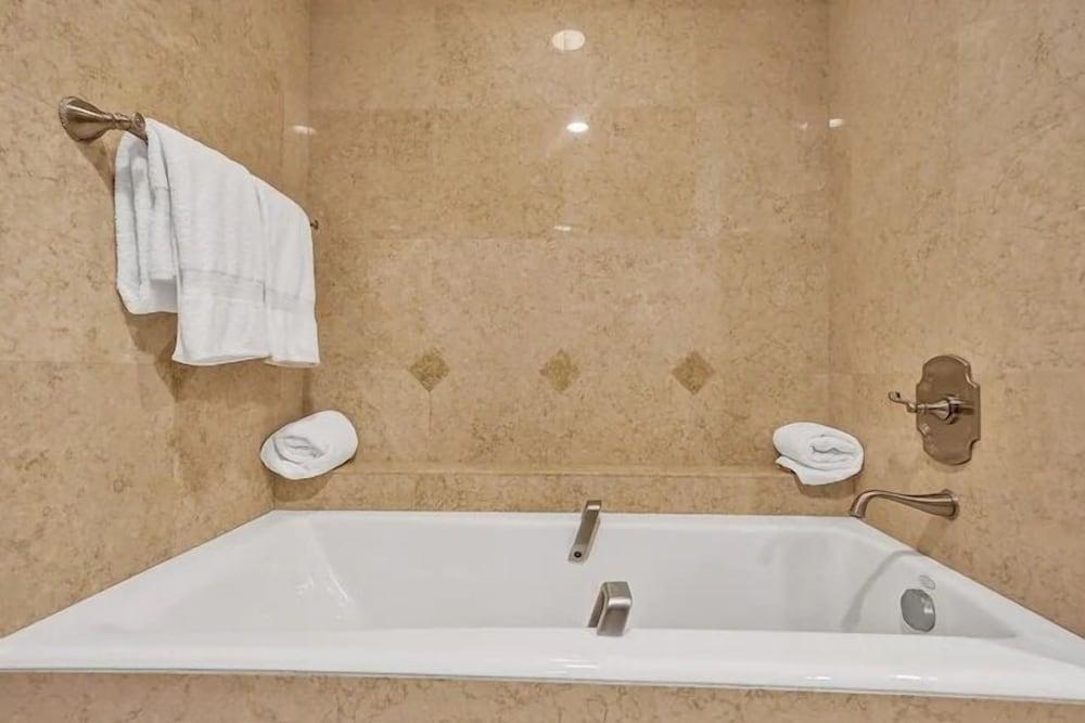 Private Residences at the Atlantic Resort and Spa photo 78