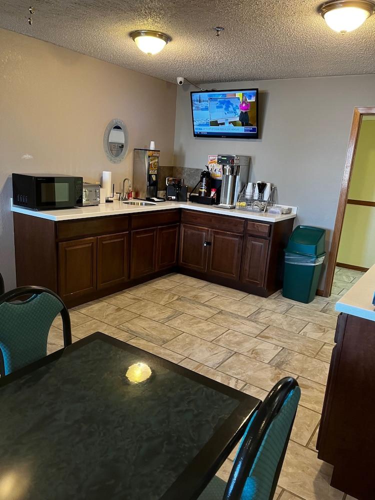 Super 8 by Wyndham Smithville/Kansas City photo 3