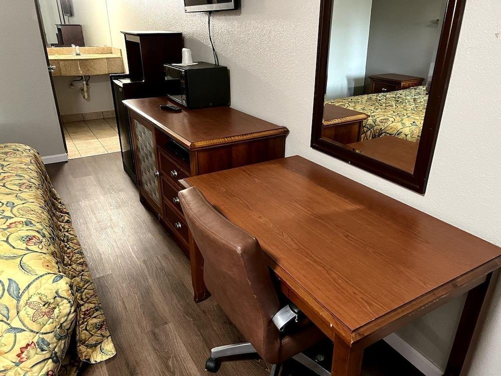 Budget Plaza Motel photo 6