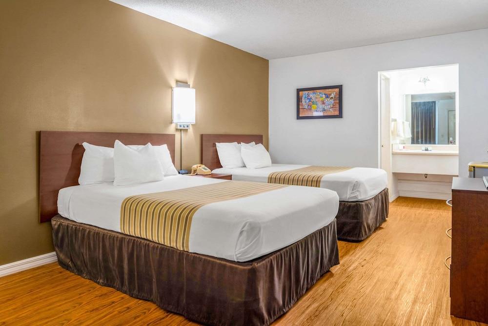 Econo Lodge Crystal River photo 7