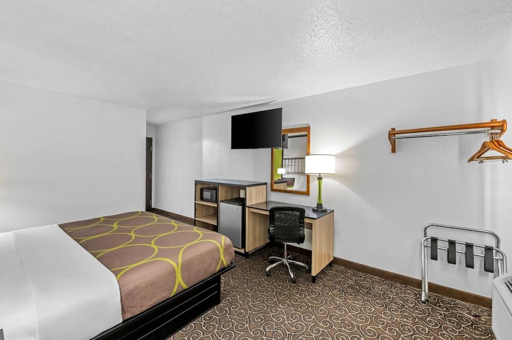 Super 8 by Wyndham Franklin photo 20