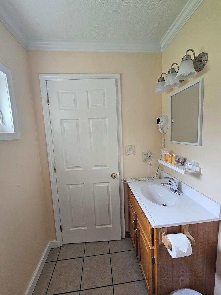 Capt.'s Inn & Suites photo 41