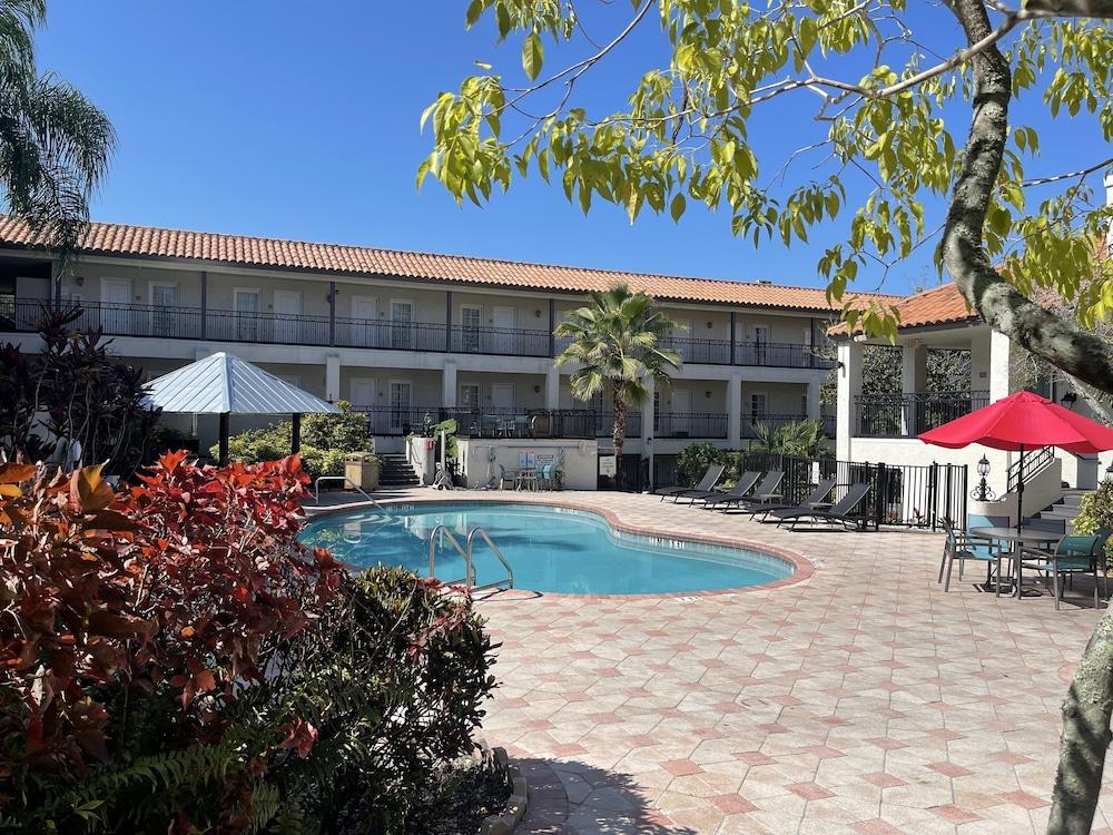 Red Roof Inn PLUS+ & Suites Tampa photo 18