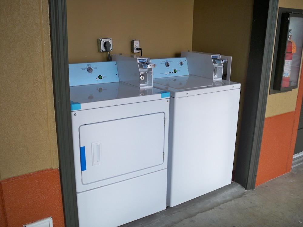 Scottish Inn & Suites photo 58