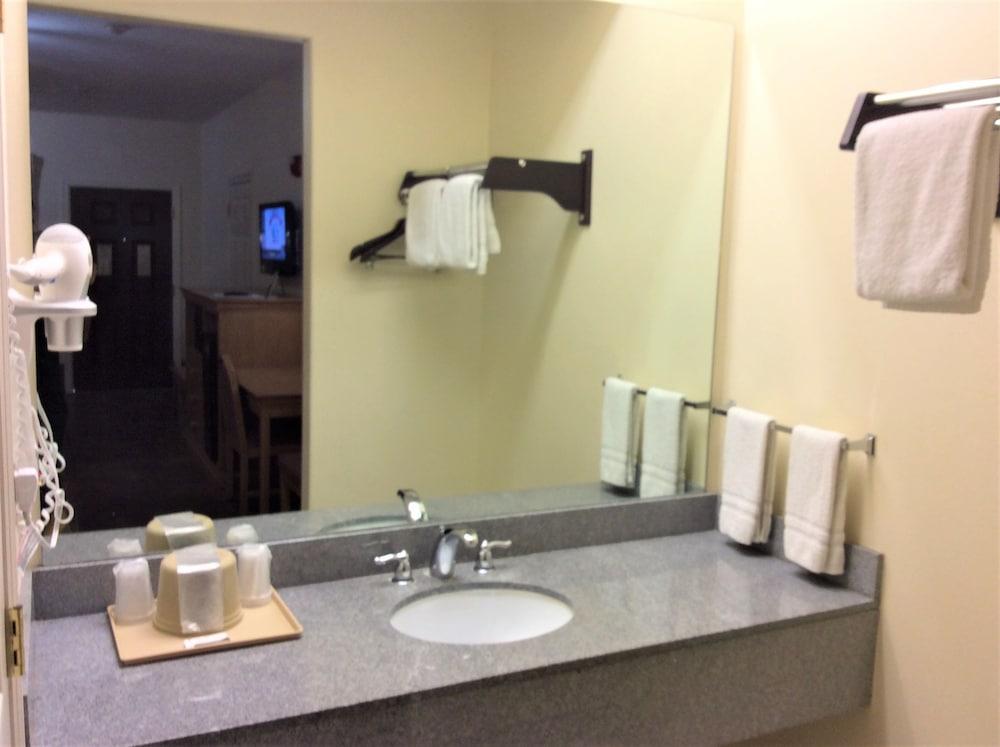 Texas Inn Weslaco photo 40