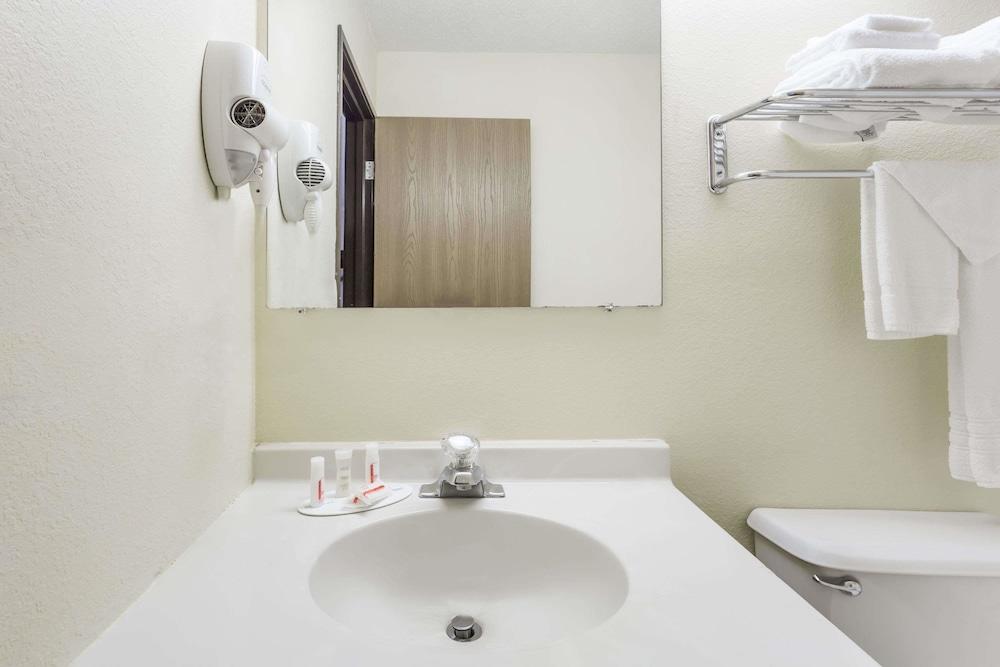 Super 8 by Wyndham Danville VA photo 11