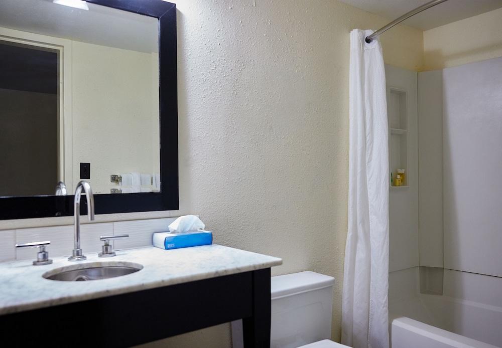 The McLure Hotel and Conference Center photo 23