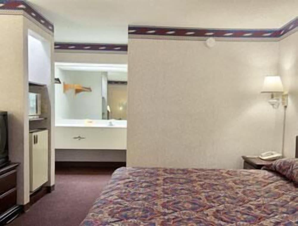 Days Inn by Wyndham Saint Pauls photo 6