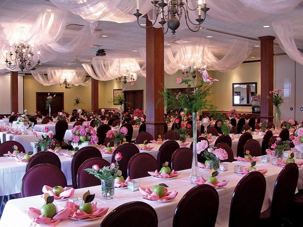 Carlisle Inn Sugarcreek photo 17