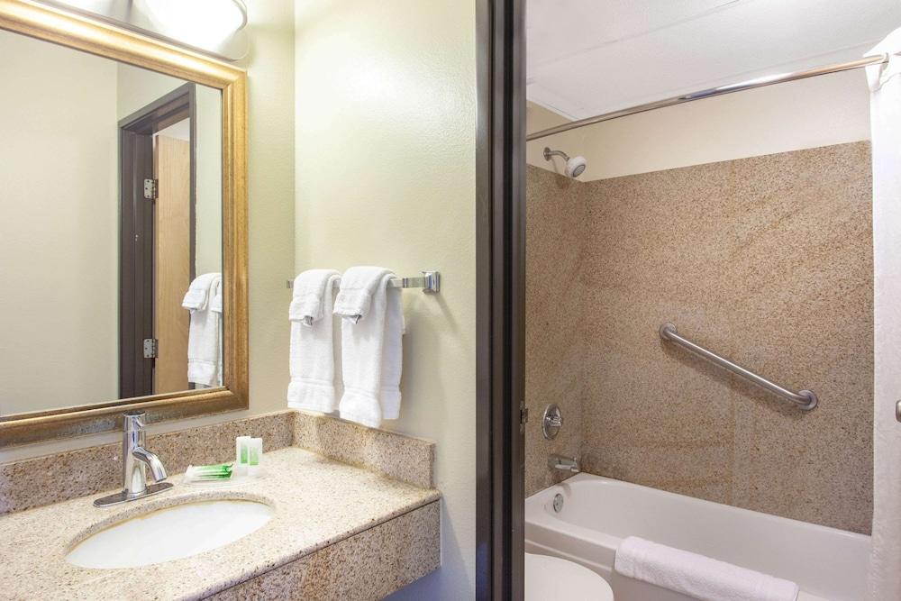 AmericInn by Wyndham Willmar photo 19