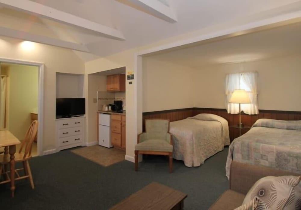 Village Green Motel photo 7