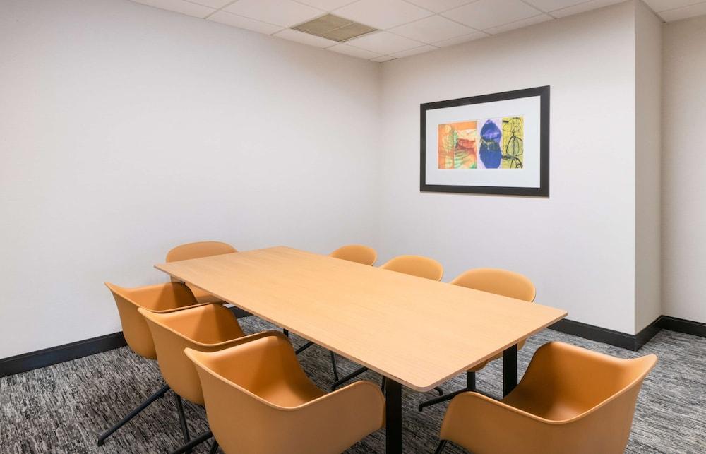 DoubleTree by Hilton Newark Penn Station photo 23