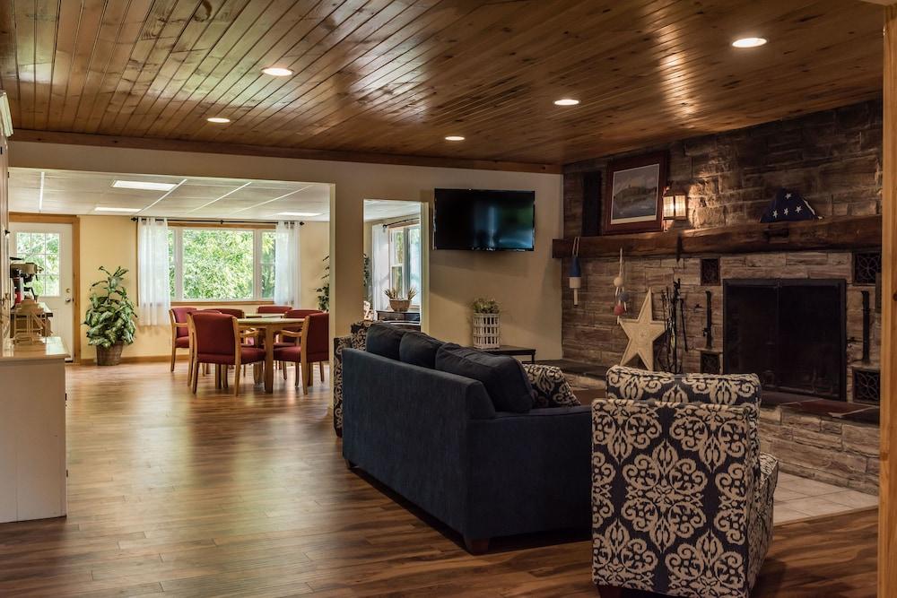 Capt.'s Inn & Suites photo 53