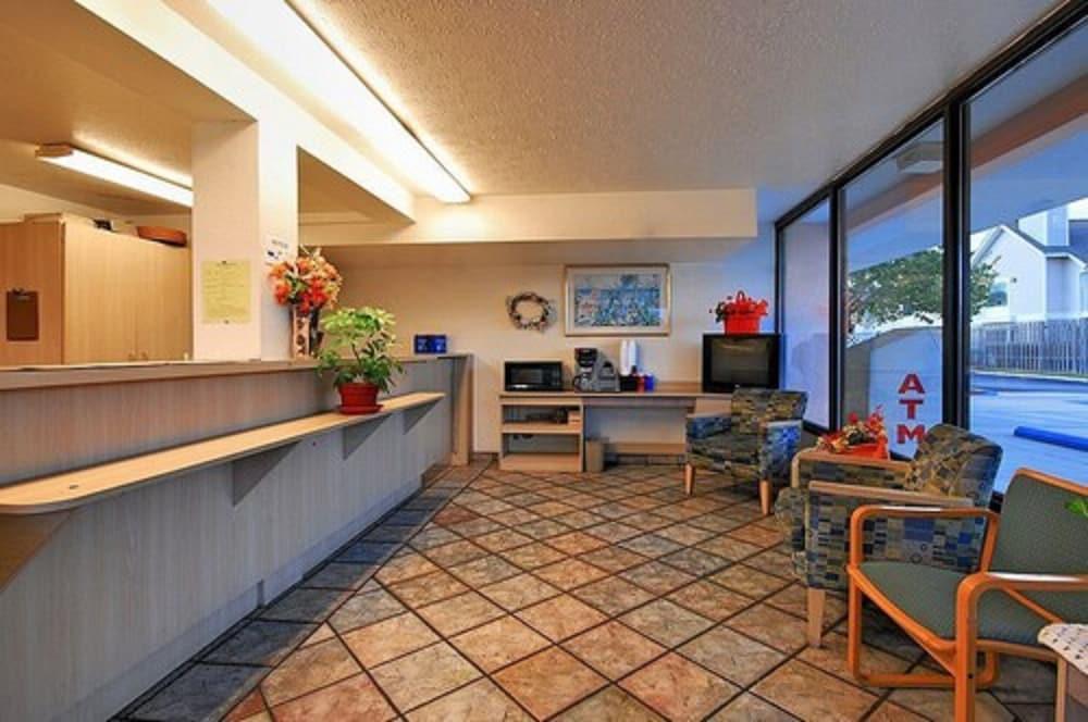 Super 6 Inn & Suites photo 4