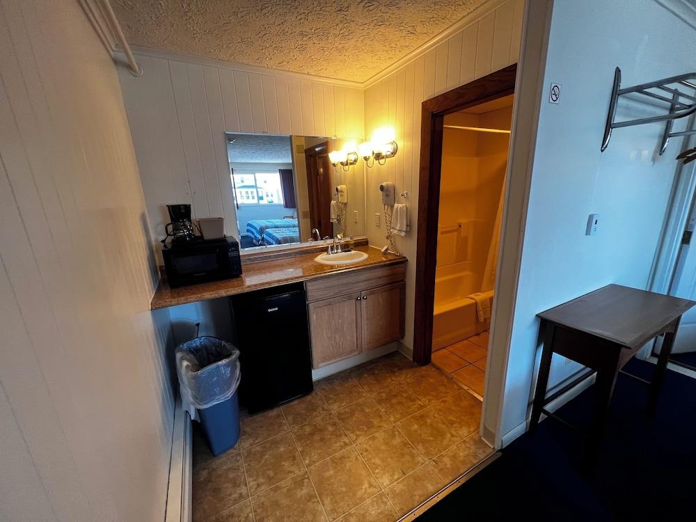 Green Dolphin Motel photo 86
