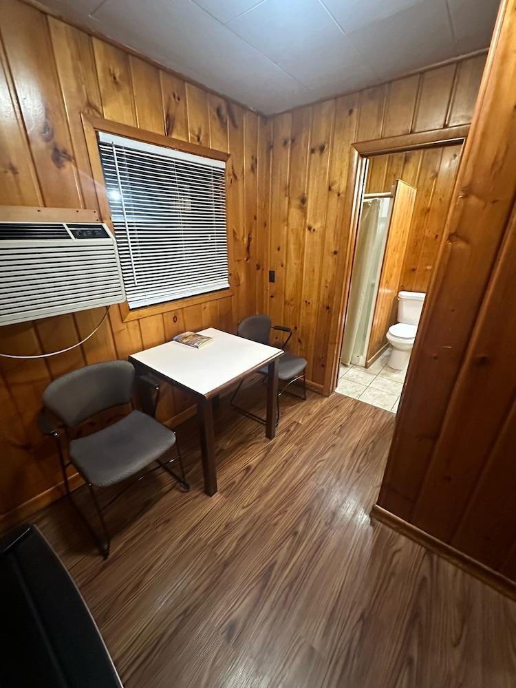 Country Cabin Motel photo 3