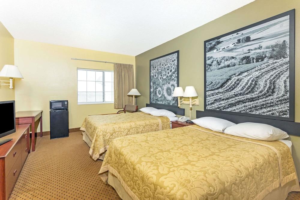 Super 8 by Wyndham Osage photo 10