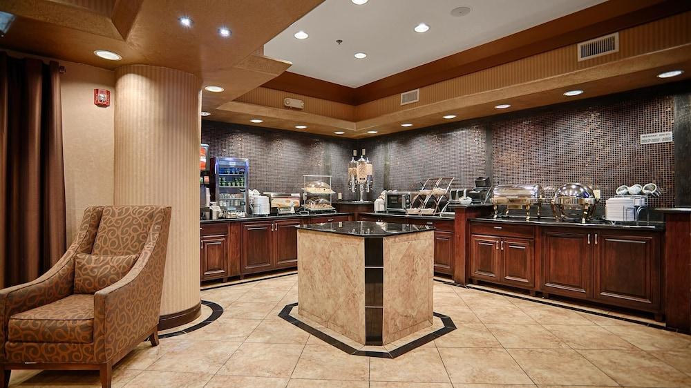 Best Western Plus KC Speedway Inn & Suites photo 12