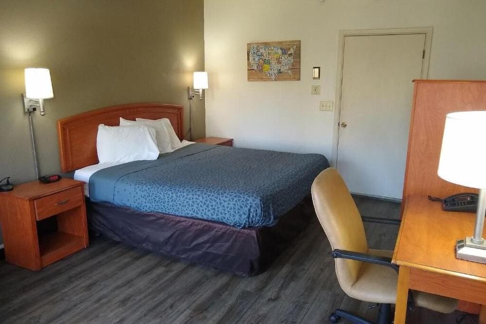 Rodeway Inn photo 8