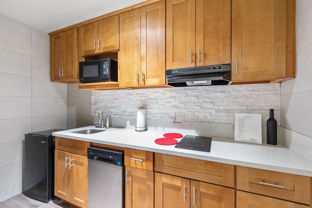 Le Blanc Inn & Suites photo 60