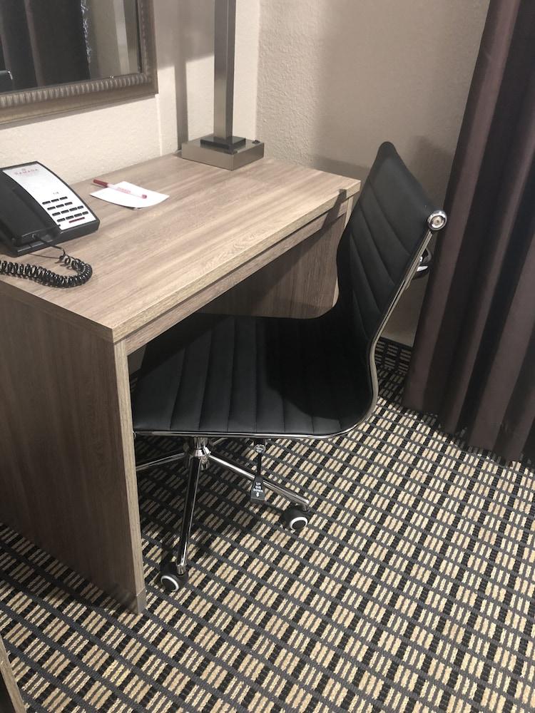 Ramada by Wyndham Houston Intercontinental Airport South photo 13