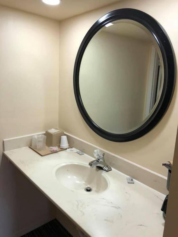 Scottish Inn & Suites photo 33