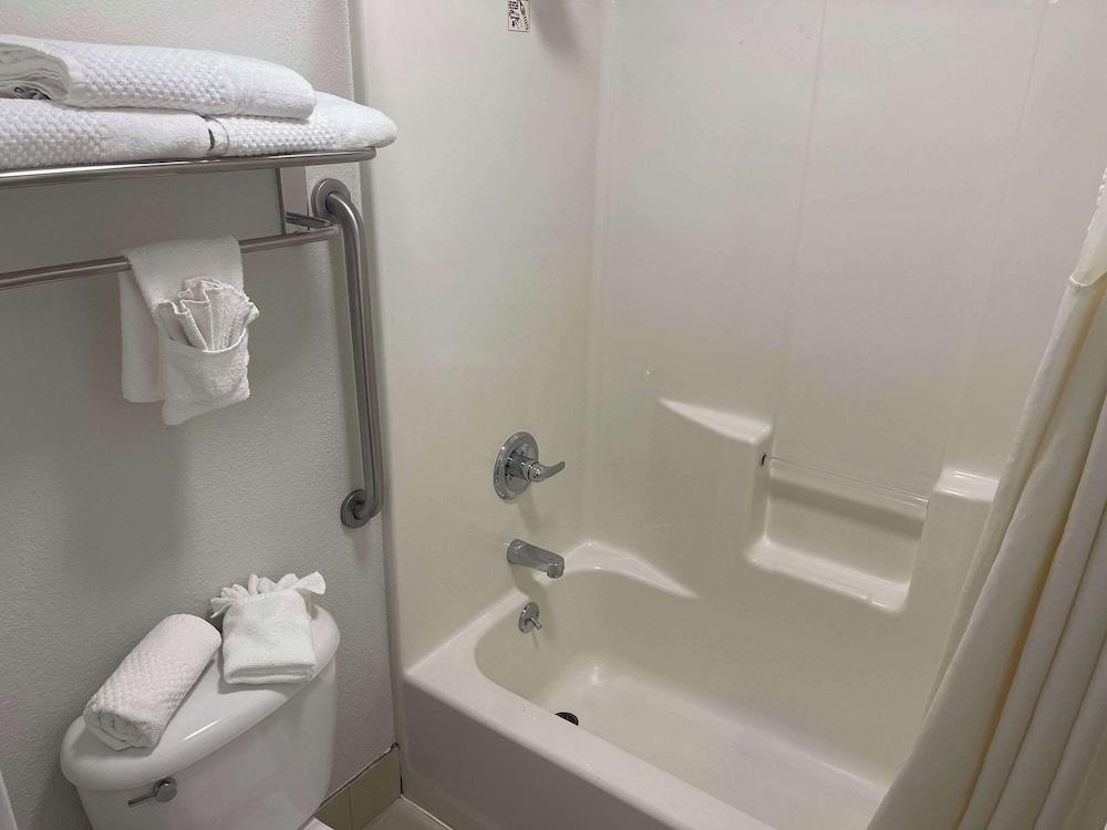 Quality Inn Dalton Central photo 11