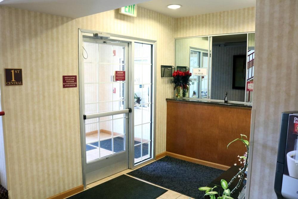 HomeTown Inn & Suites photo 11