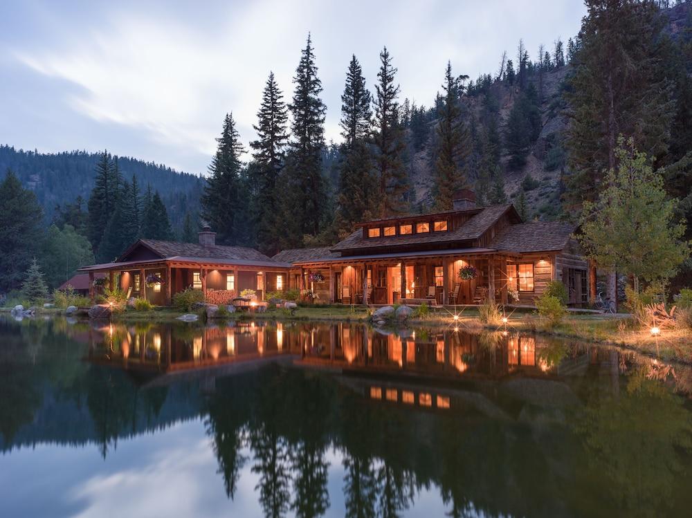 Eleven Taylor River Lodge photo 1