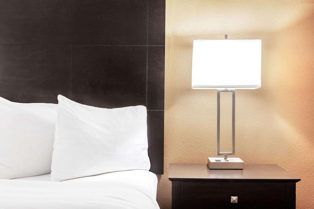 La Quinta Inn & Suites by Wyndham Beeville photo 4