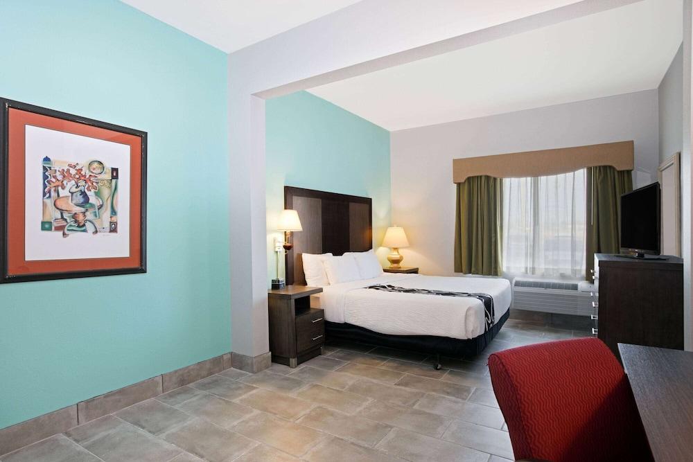 La Quinta Inn & Suites by Wyndham Omaha Airport Downtown photo 9