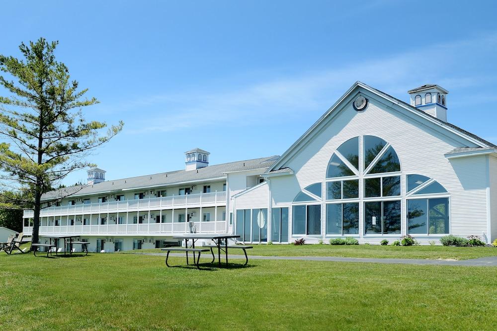 Baymont by Wyndham St. Ignace Lakefront photo 39