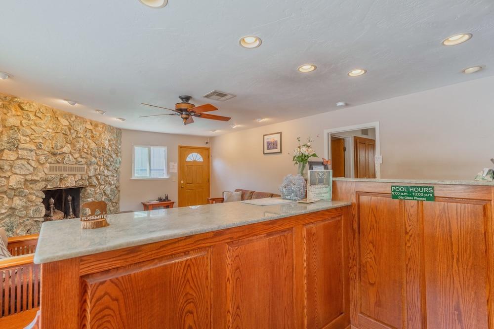 Mariposa Lodge photo 2